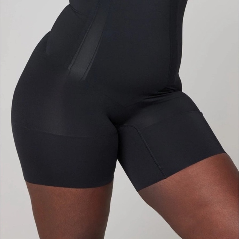 Spanx OnCore High-Waisted Mid-Thigh Short Very Black 3x